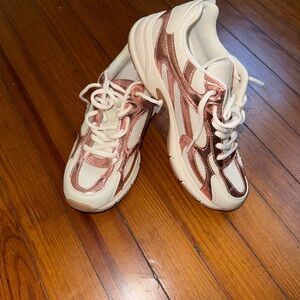 Brand New Guess Running shoes to small